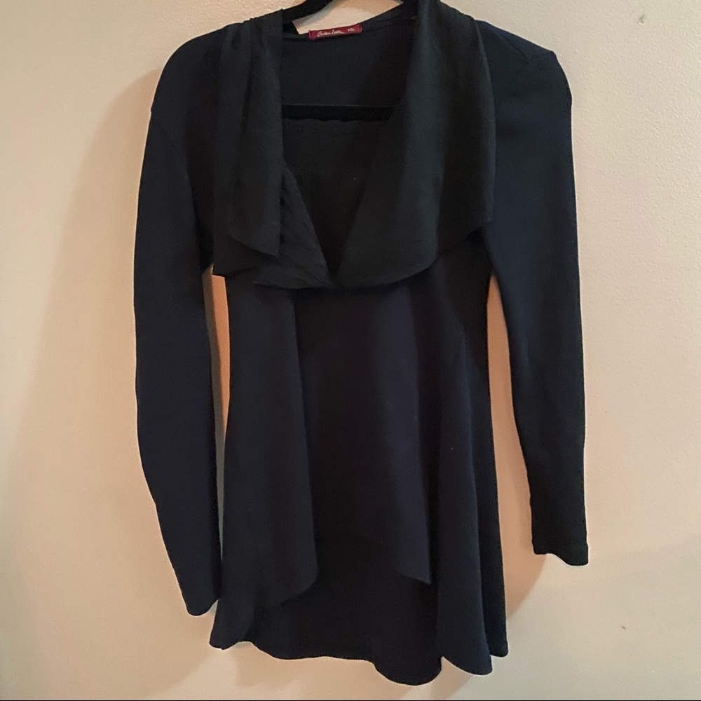 Closeout 3 for $20. Black tunic, Bashara Lesser. Nice flare around neck
